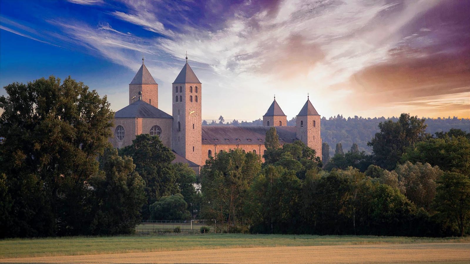 Die Abtei Münsterschwarzach in der Abendsonne
